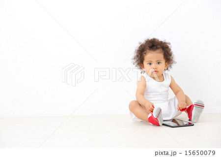 タブレットと女の子 15650079