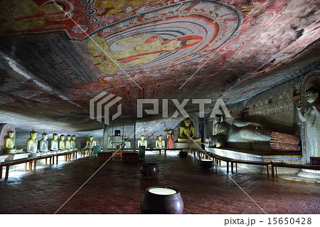 Buddha statues in Dambulla Cave Temple 15650428