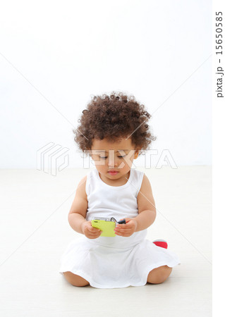 スマートフォンと女の子 15650585