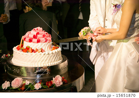 ケーキ入刀の写真素材