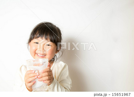 コップを笑顔で持つ女の子 15651967
