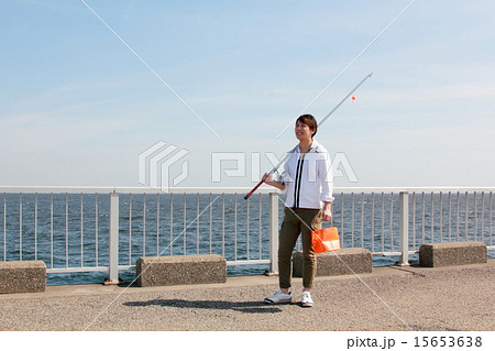 男性1人 (カジュアル 釣り アウトドア レジャー 趣味 休日 投げ釣り 海釣り) 15653638