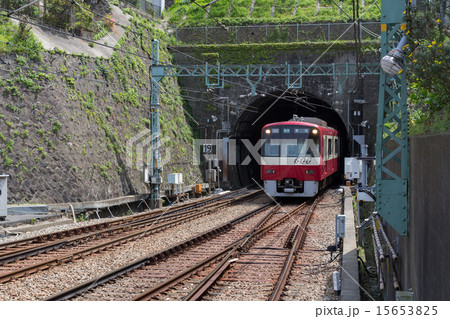 トンネルを抜ける京急600系電車 15653825