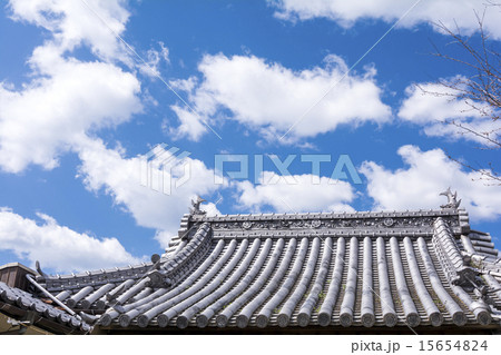 お寺の屋根と青空の写真素材