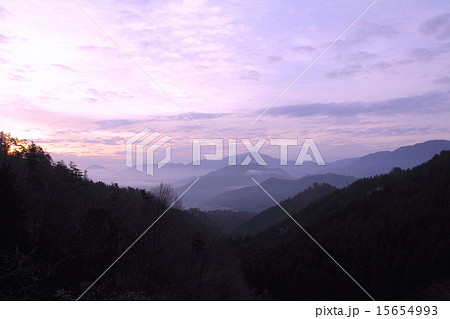 朝焼けに染まりゆく雲海と天空の城「竹田城跡」（藤和峠より展望）/国指定史跡/日本100名城 15654993