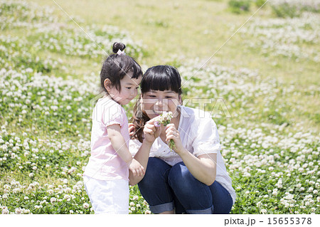 公園で遊ぶ親子 15655378