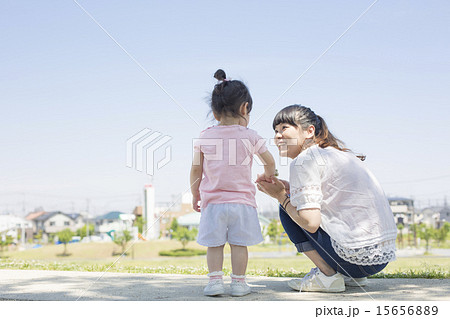親子の後ろ姿 15656889
