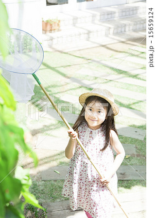 虫取りをする女の子 虫取りをする女の子 15659124