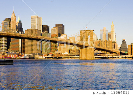 Manhattan with Brooklyn Bridge, New York City, USA 15664815