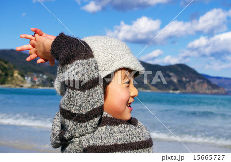 さわやかな海と子供 15665727
