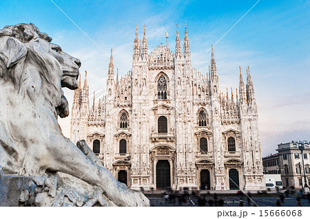 イタリア ミラノのドゥオーモ 大聖堂とライオン像の写真素材