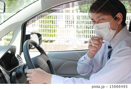 マスク 体調不良 仕事 スーツ 車 (男性 軽自動車 運転手 サラリーマン ビジネスマン) 15666493