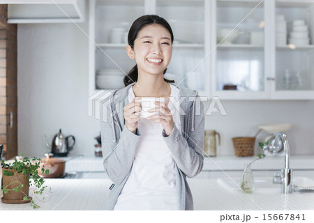 飲み物を飲む女性の写真素材