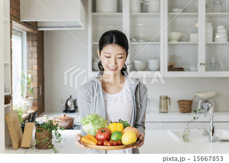パーティーの準備をする女性 15667853