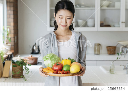 パーティーの準備をする女性 15667854