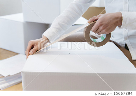 引越し準備をする男性 15667894