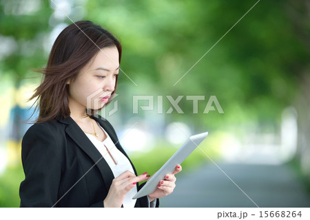 Young Chinese businesswoman using iPad 15668264