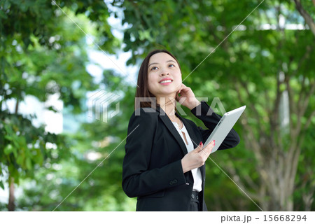 Young Chinese businesswoman using iPad 15668294