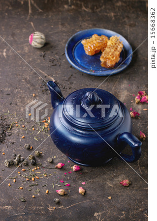 Tea and honey 15668362