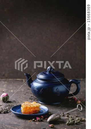 Tea and honey 15668369