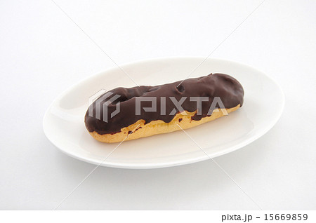 お皿にのせた エクレア シュークリーム フランスのお菓子 白背景 15669859