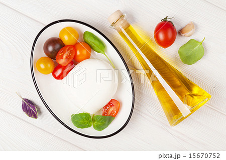 Mozzarella, tomatoes, basil and olive oil 15670752
