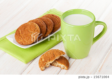Cup of milk and gingerbread cookies Cup of milk and gingerbread cookies 15671064