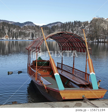 traditional Slovenian boat, on Lake Bled, Slovenia 15671194