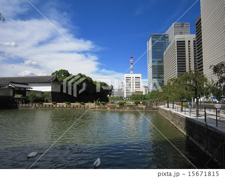 皇居のお堀と大手門・大手町のビル街 15671815