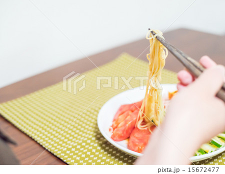冷やし中華を食べる 冷やし中華を食べる 15672477