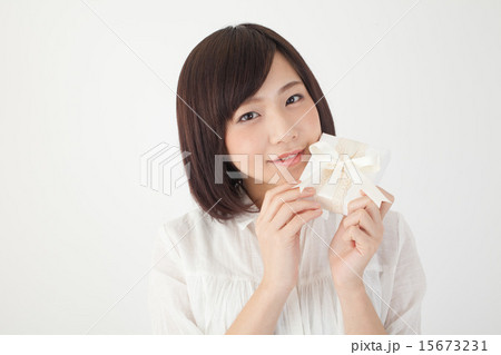 白いプレゼントを持つ女性 白いプレゼントを持つ女性 15673231
