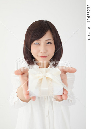 白いプレゼントを持つ女性 15673232