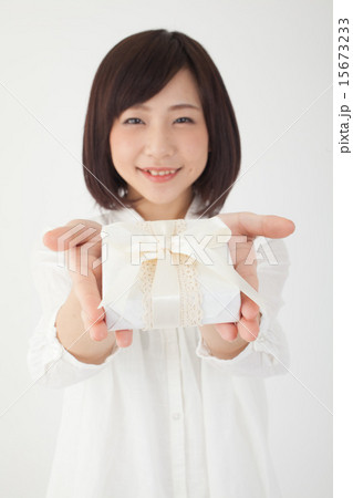 白いプレゼントを持つ女性 白いプレゼントを持つ女性 15673233
