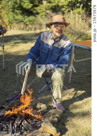 焚き火を起こすシニア男性 15673676