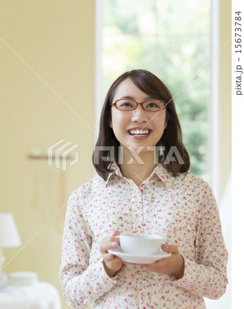 ティーカップを持つ女性 15673784