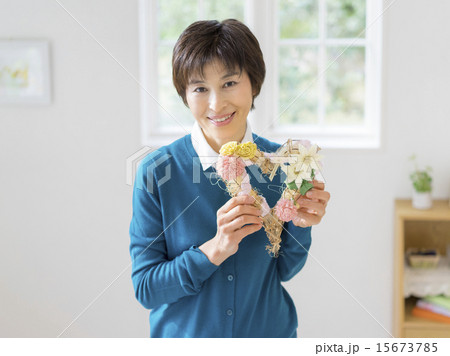 ハートのリースを持つ女性 15673785