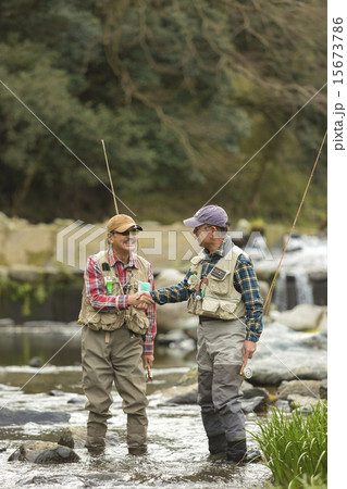 握手する2人のシニア男性 15673786