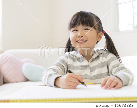 お絵描きをする女の子 15673838