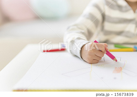 お絵描きをする女の子の手元 15673839