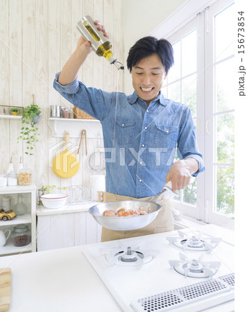 フライパンで料理をする男性 フライパンで料理をする男性 15673854