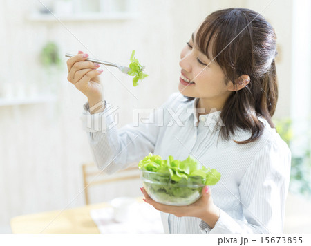 サラダを食べる女性 15673855
