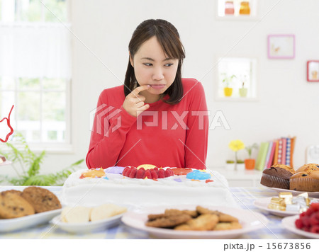 ケーキを前に指をくわえる女性 ケーキを前に指をくわえる女性 15673856