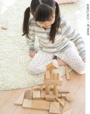 積み木で遊ぶ女の子 15673869