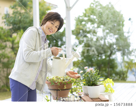 じょうろを持つ女性 じょうろを持つ女性 15673888