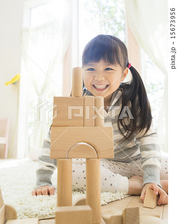 積み木で遊ぶ女の子 15673956