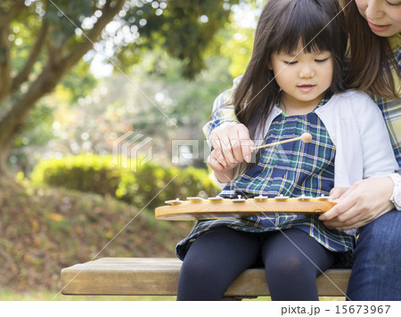 鉄琴と親子 15673967