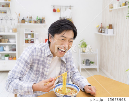 ラーメンを食べる男性の写真素材