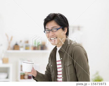 カップを持つ男性 15673973