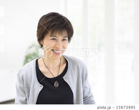 微笑む女性 15673995