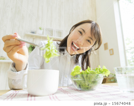 サラダを食べる女性 15674048